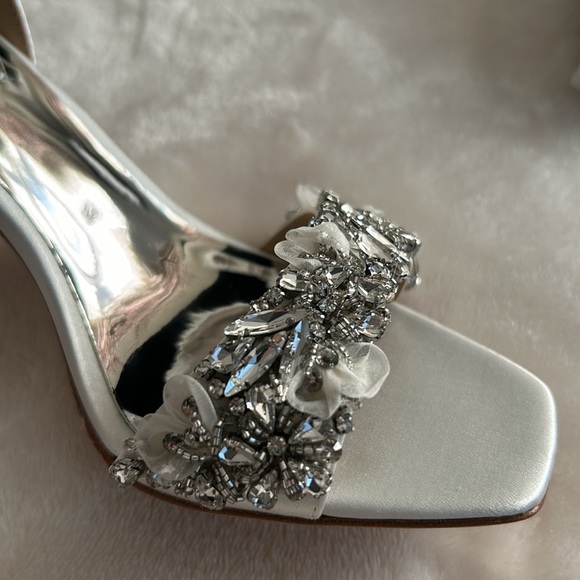 New Badgley Mischka Bobbie Bow Strap White Satin Crystal Heels Size 6 - Picture 9 of 10